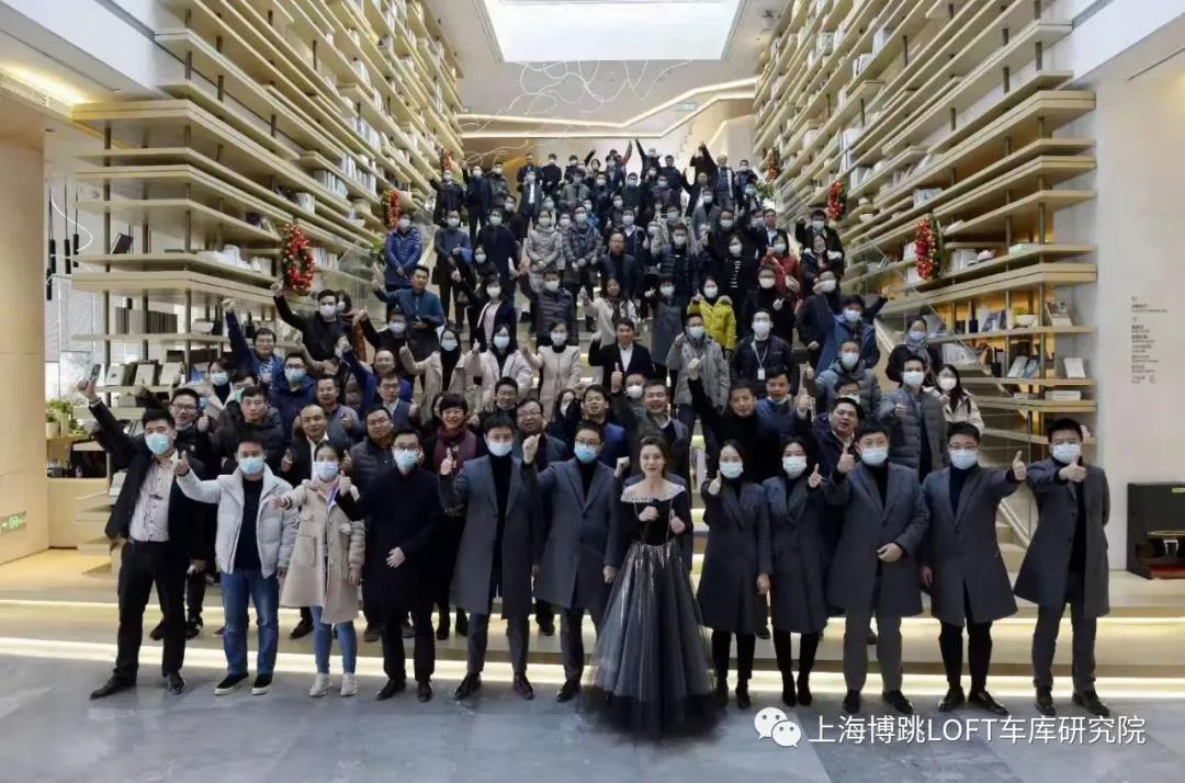 十堰全国一百多人在华侨城汉口道6号参观研讨LOFT专利车库技术！